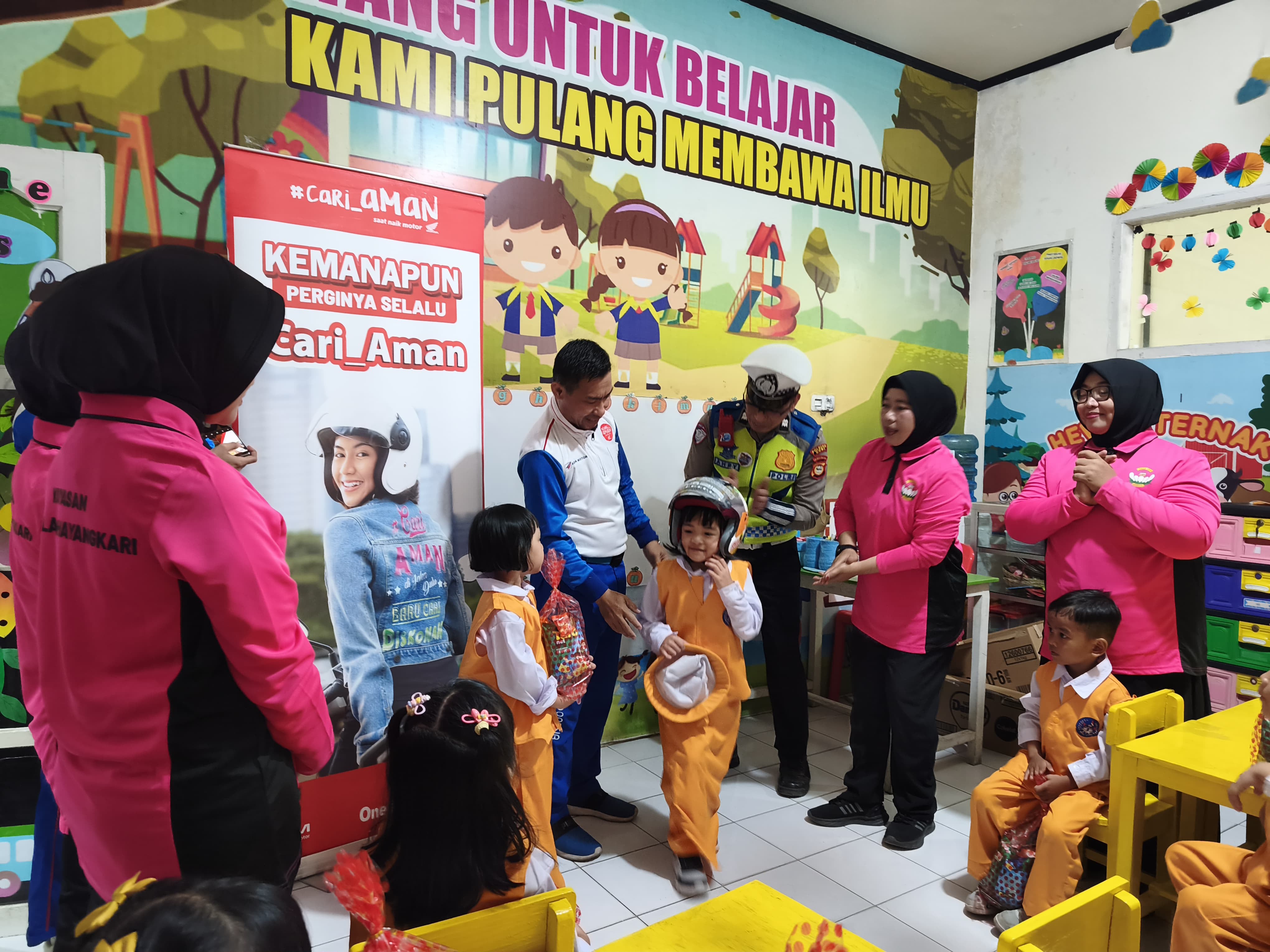 Peringati Hari Anak Nasional, Asmo Sulsel Edukasi Keselamatan Berkendara bagi Siswa TK Kemala Bhayangkari 07 Gowa