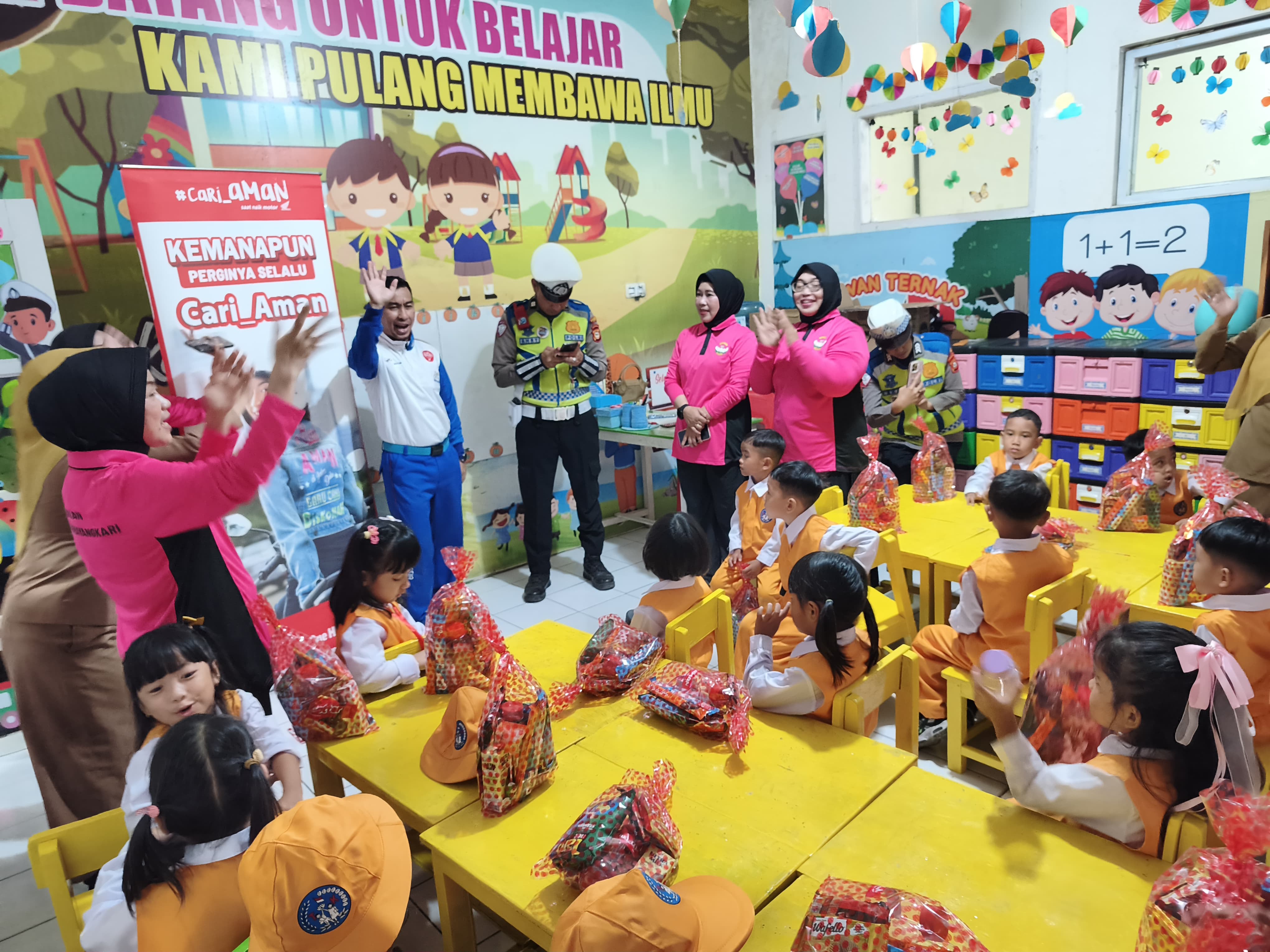 Peringati Hari Anak Nasional, Asmo Sulsel Edukasi Keselamatan Berkendara bagi Siswa TK Kemala Bhayangkari 07 Gowa