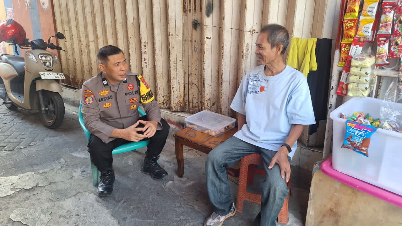 Bhabinkamtibmas Kelurahan Ende Pererat Kedekatan dengan Warga, Ajak Jaga Kamtibmas Lewat Dialog Humanis