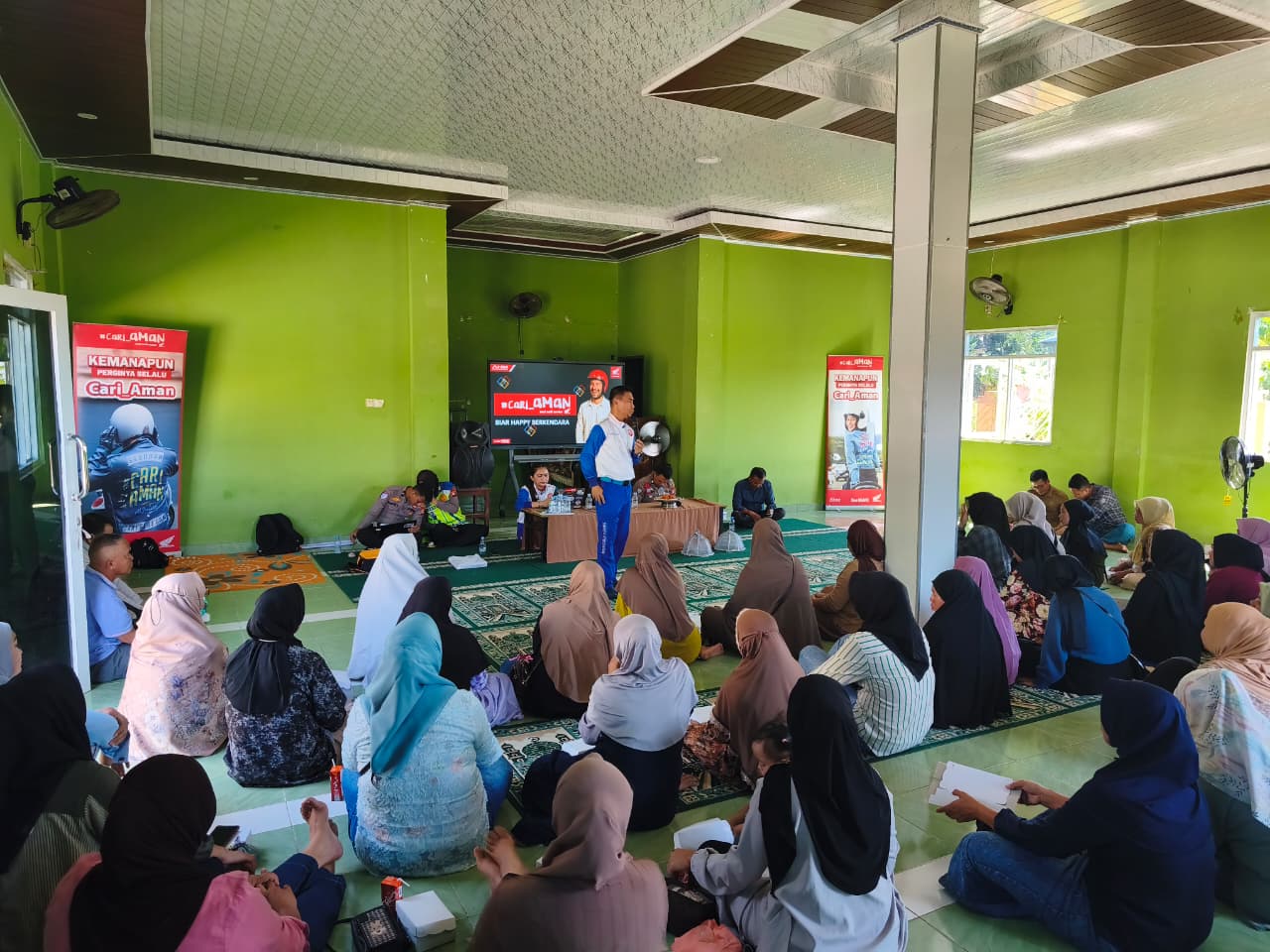 Asmo Sulsel Edukasi Orang Tua Murid SMAN 20 Gowa, Ingatkan Pentingnya Gunakan Helm Meski Berkendara Jarak Dekat