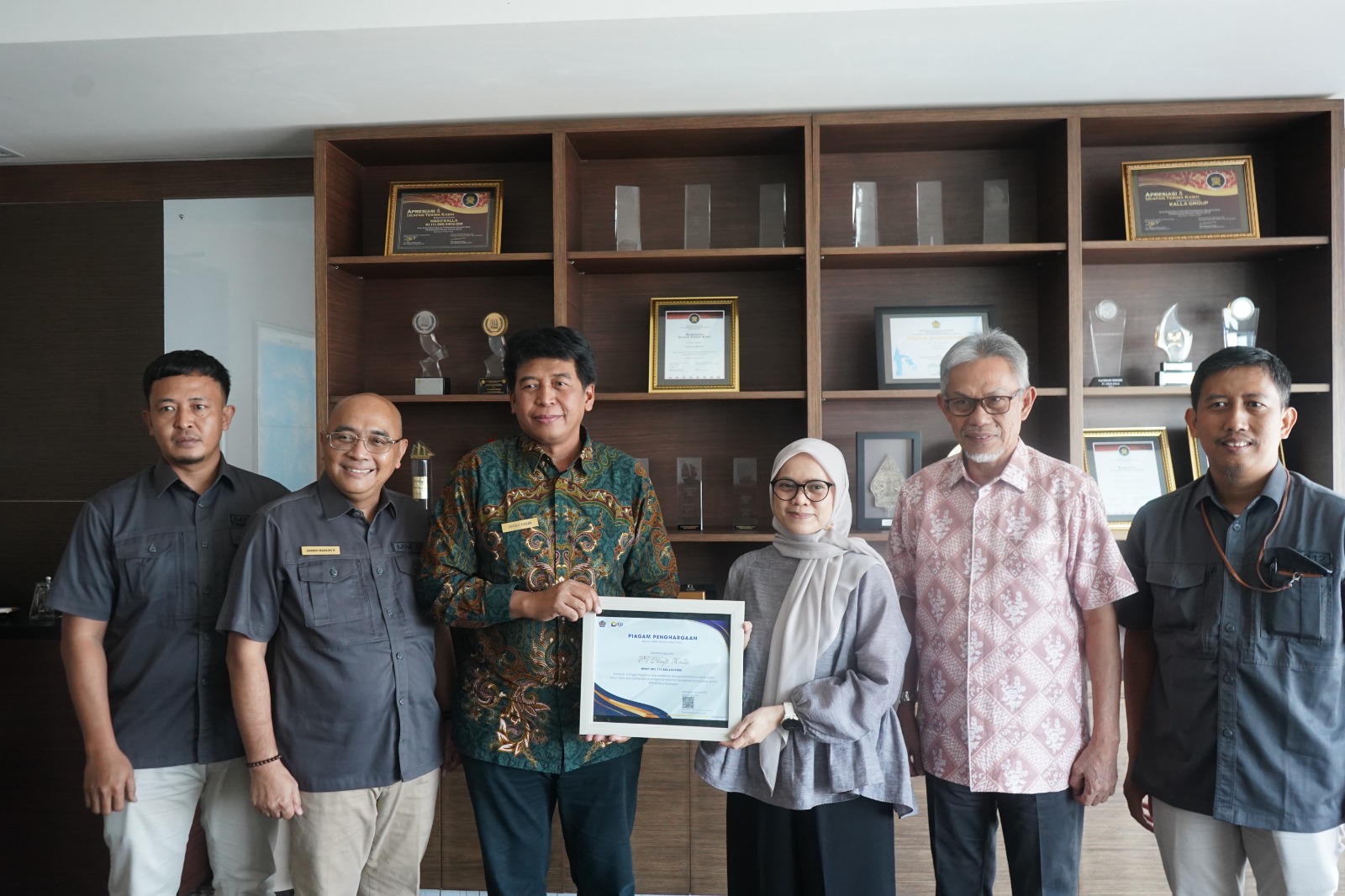 KALLA Kembali Jadi Wajib Pajak Terbaik Sulselbartra