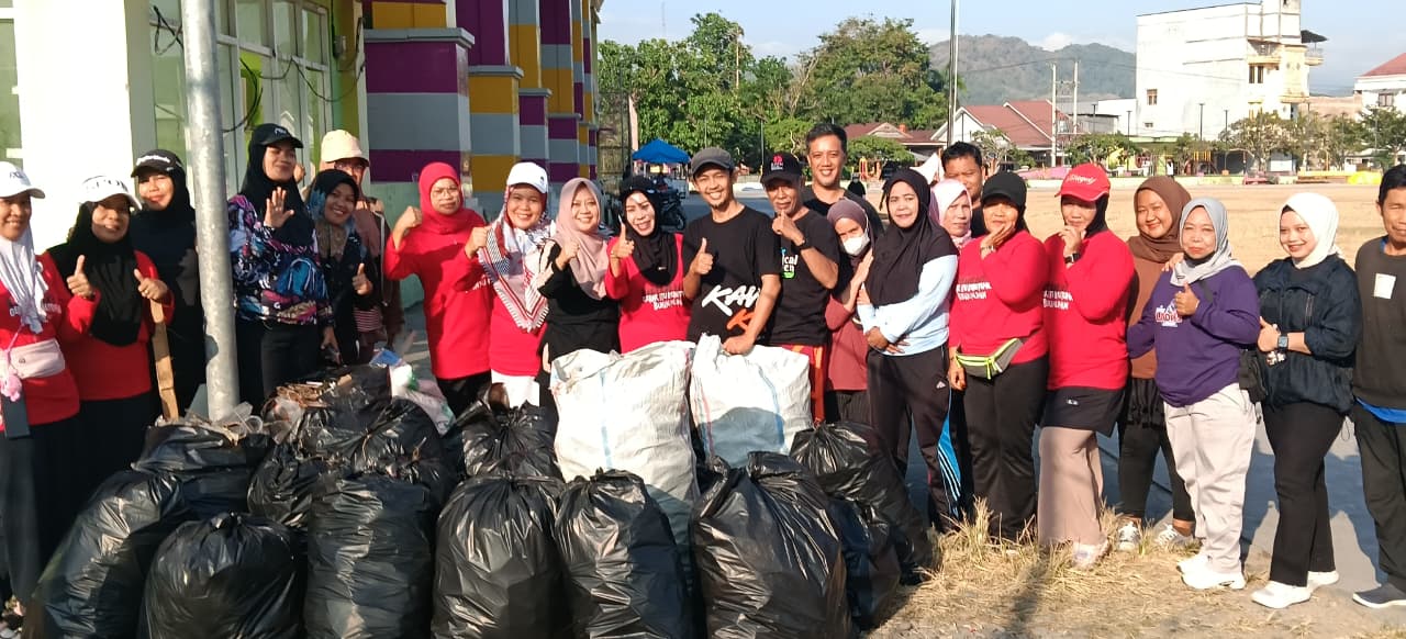 Sampah Berserakan, Komunitas Peduli Lingkungan Lakukan Gerakan Pungut Sampah Dilapangan Batili, Enrekang 