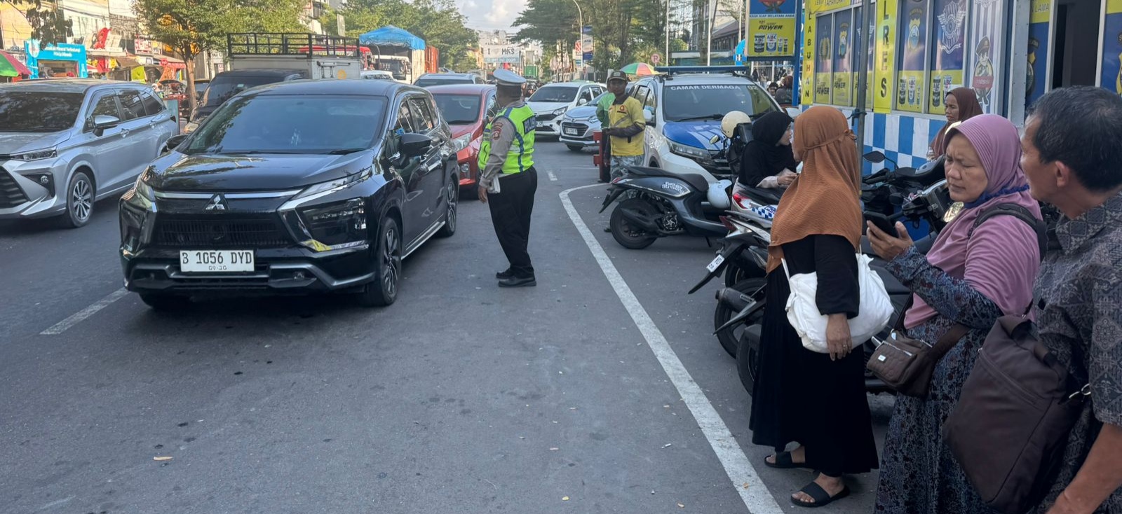 Satlantas Polres Pelabuhan Makassar Sigap Urai Kemacetan Saat Kapal Sandar, Keselamatan Penumpang Jadi Prioritas
