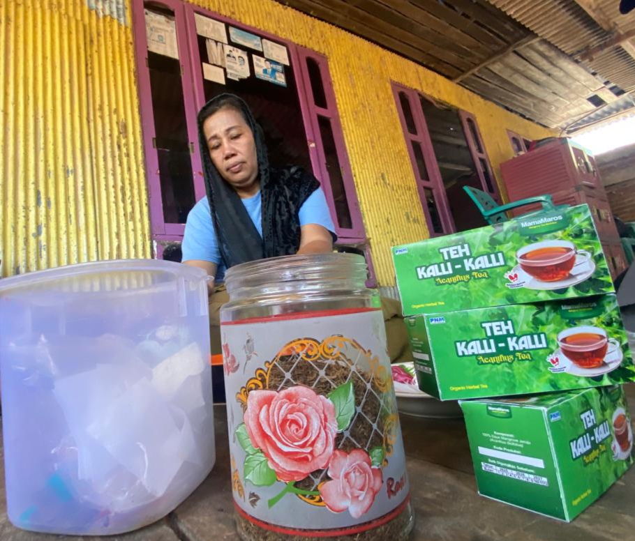 Merawat Mangrove, Ikhtiar Warga Kuri Caddi Menjaga Pesisir Warga binaan Yayasan Blue Forest di Kampung Kuri Caddi mengemas teh herbal berbahan dasar daun mangrove sebagai produk olahan bernilai ekonomi