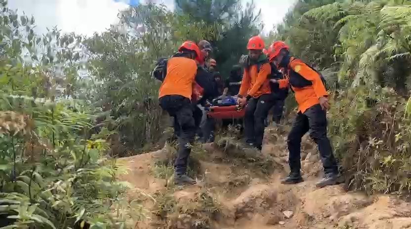 Tim SAR Gabungan Evakuasi Pendaki Cedera di Gunung Bulu Baria Akibat Terjatuh dari Hammock