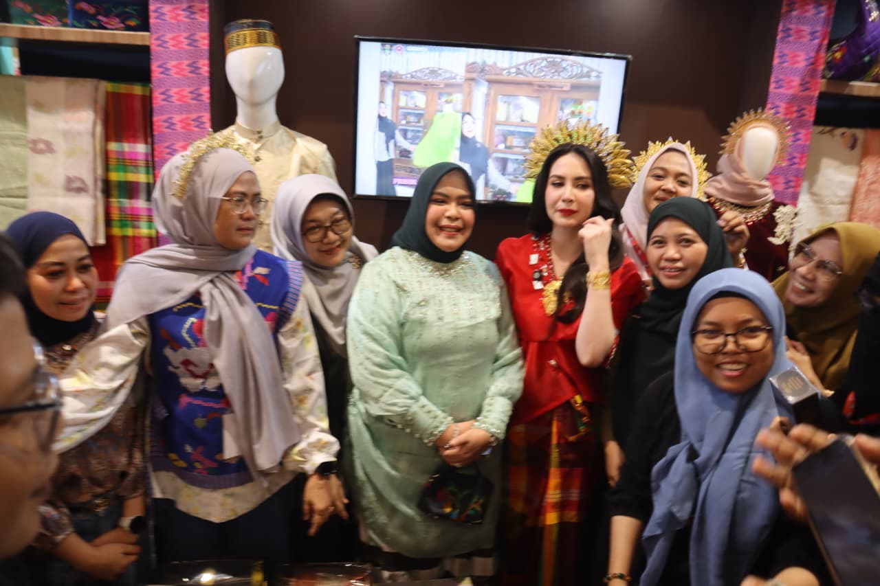 Bupati Wajo dan Ketua Penggerak PKK Hadiri HUT ke-46 Dekranas