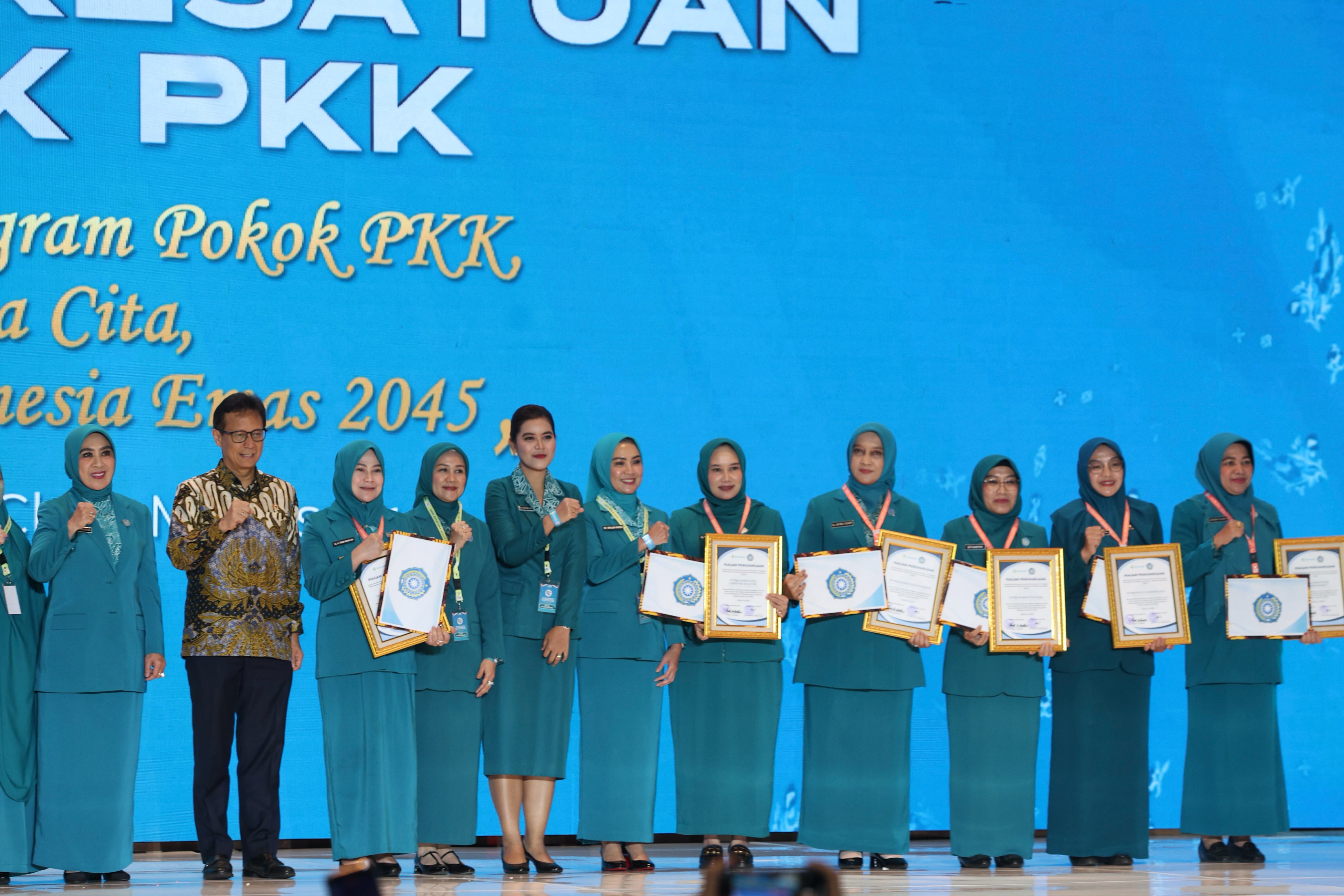 TP PKK Gowa Raih Penghargaan dari Menkes RI dan Ketum TP PKK Pusat