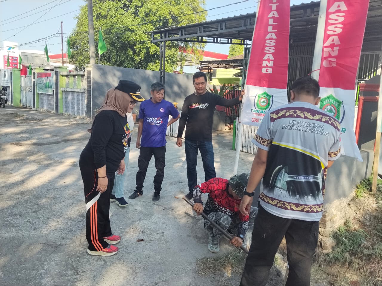 WhatsApp Image 2026-07-31 at 12.43.16 Camat Bansuhari Said Pimpin Gerakan Pemasangan 600 Umbul-Umbul