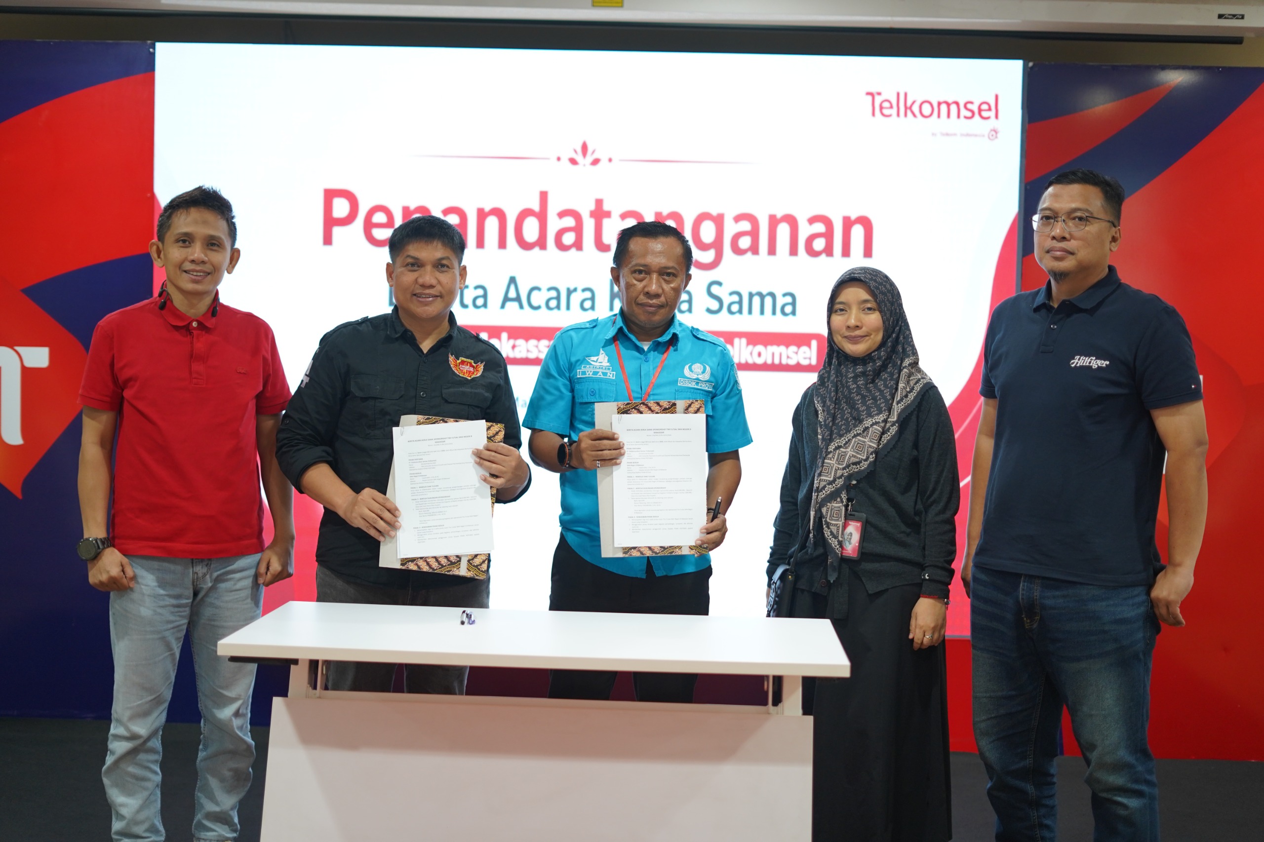 Telkomsel Dukung Tim Futsal SMAN 8 Makassar, Wujud Komitmen Majukan Prestasi Olahraga Pelajar