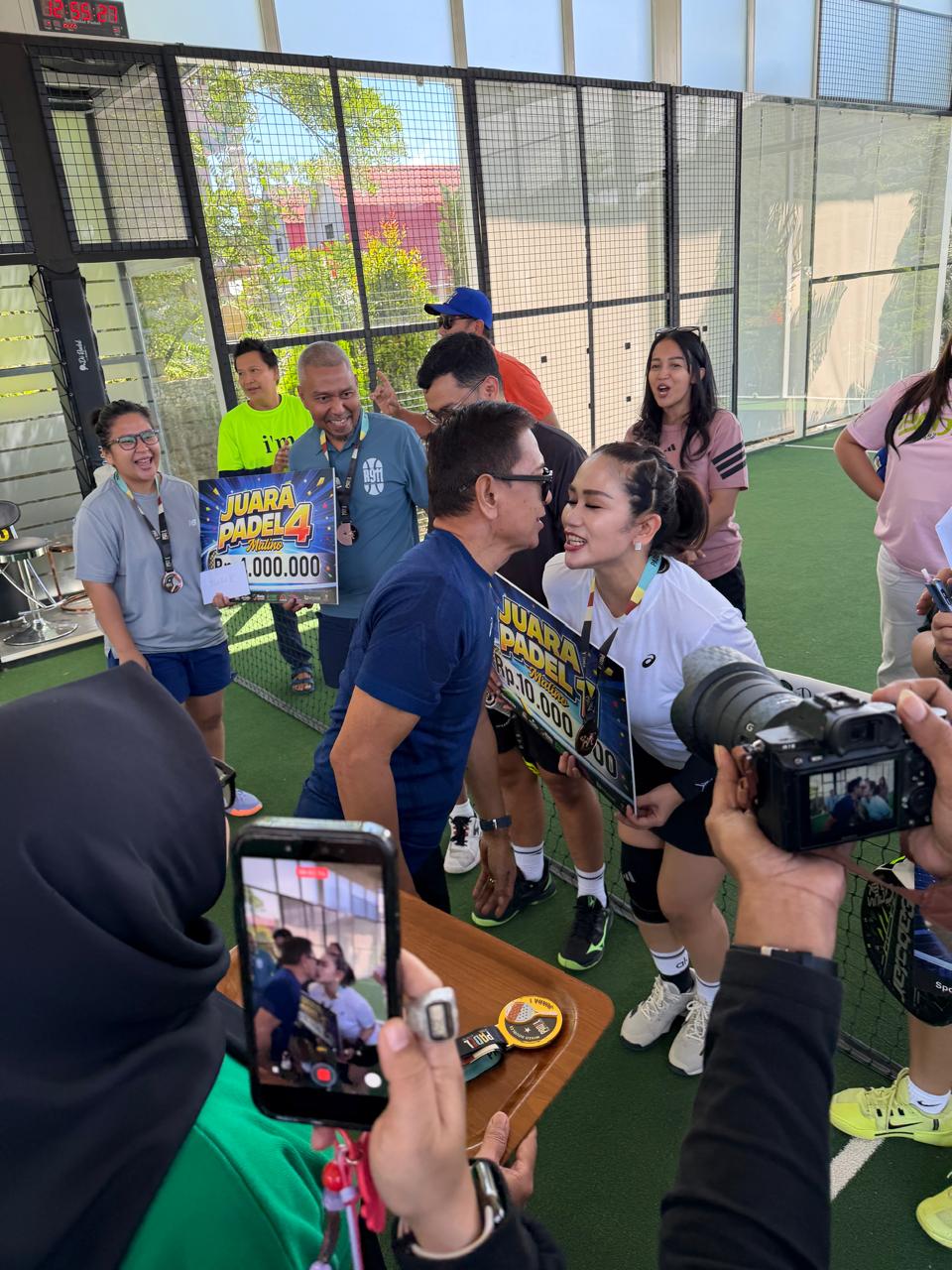 Penggagas De Rudal Padel at Malino menyerahkan hadian képadását pasangan Fadel/Debby sebagai juhra turnamen di Malino, Minggu (5/7/2026).