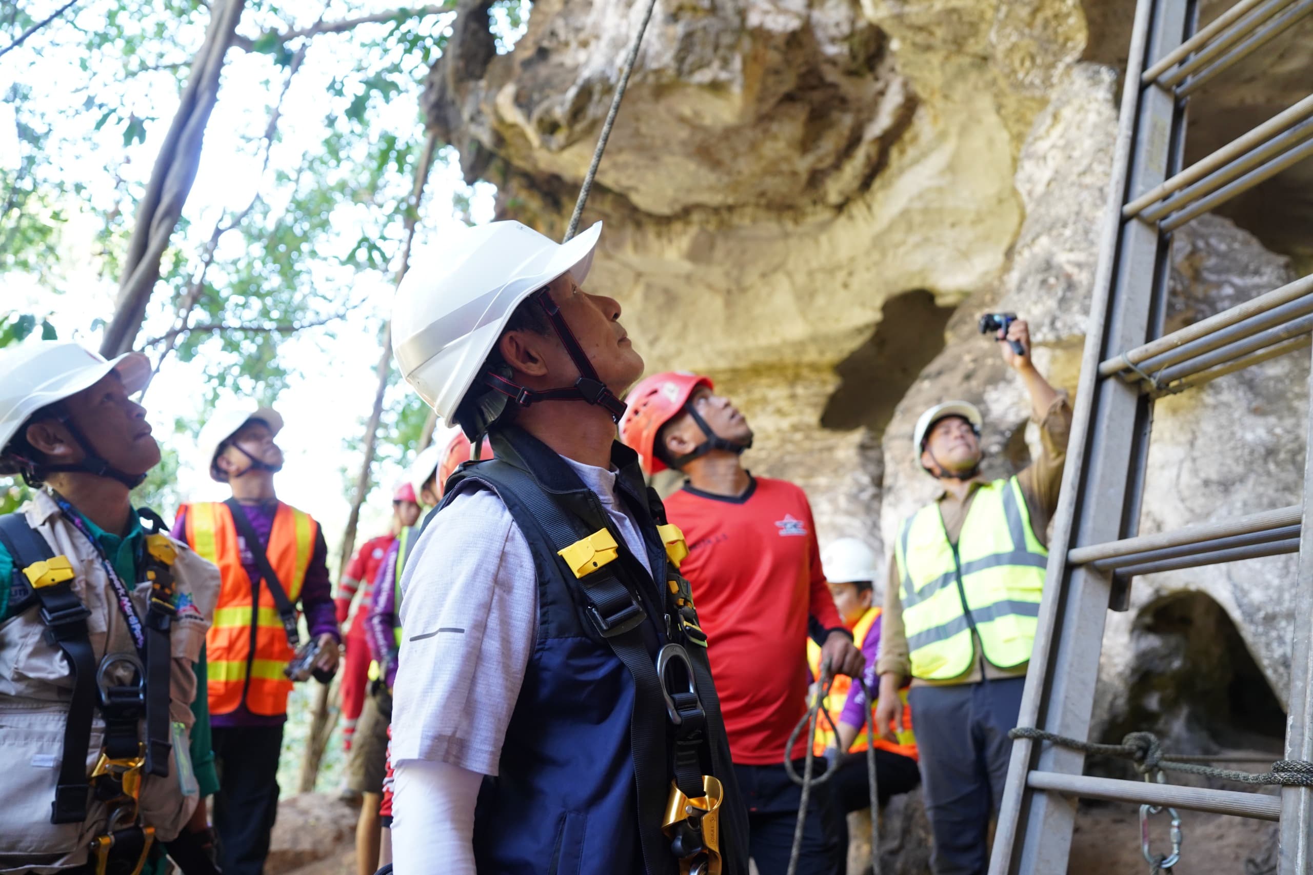 Asesor UNESCO Tinjau Taman Kehati dan Geosite Bulu Sipong, Semen Tonasa Tegaskan Komitmen Pelestarian