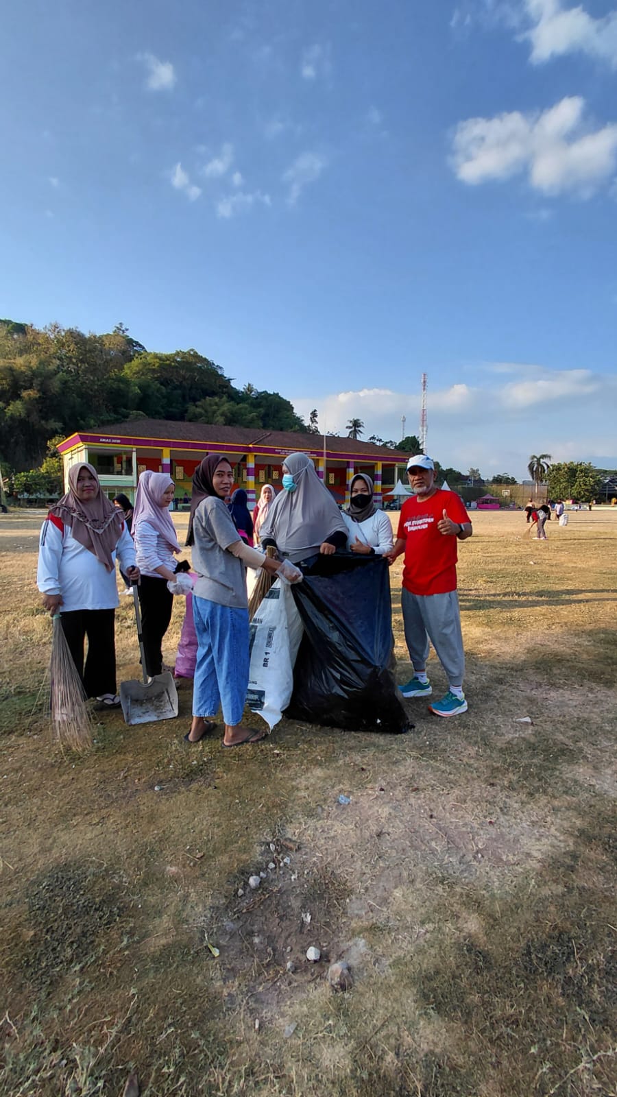 Usai Pasar Malam, Komunitas Peduli Lingkungan dan DLH Enrekang Bersihkan Tumpukan Sampah di Lapangan Abubakar Lambogo