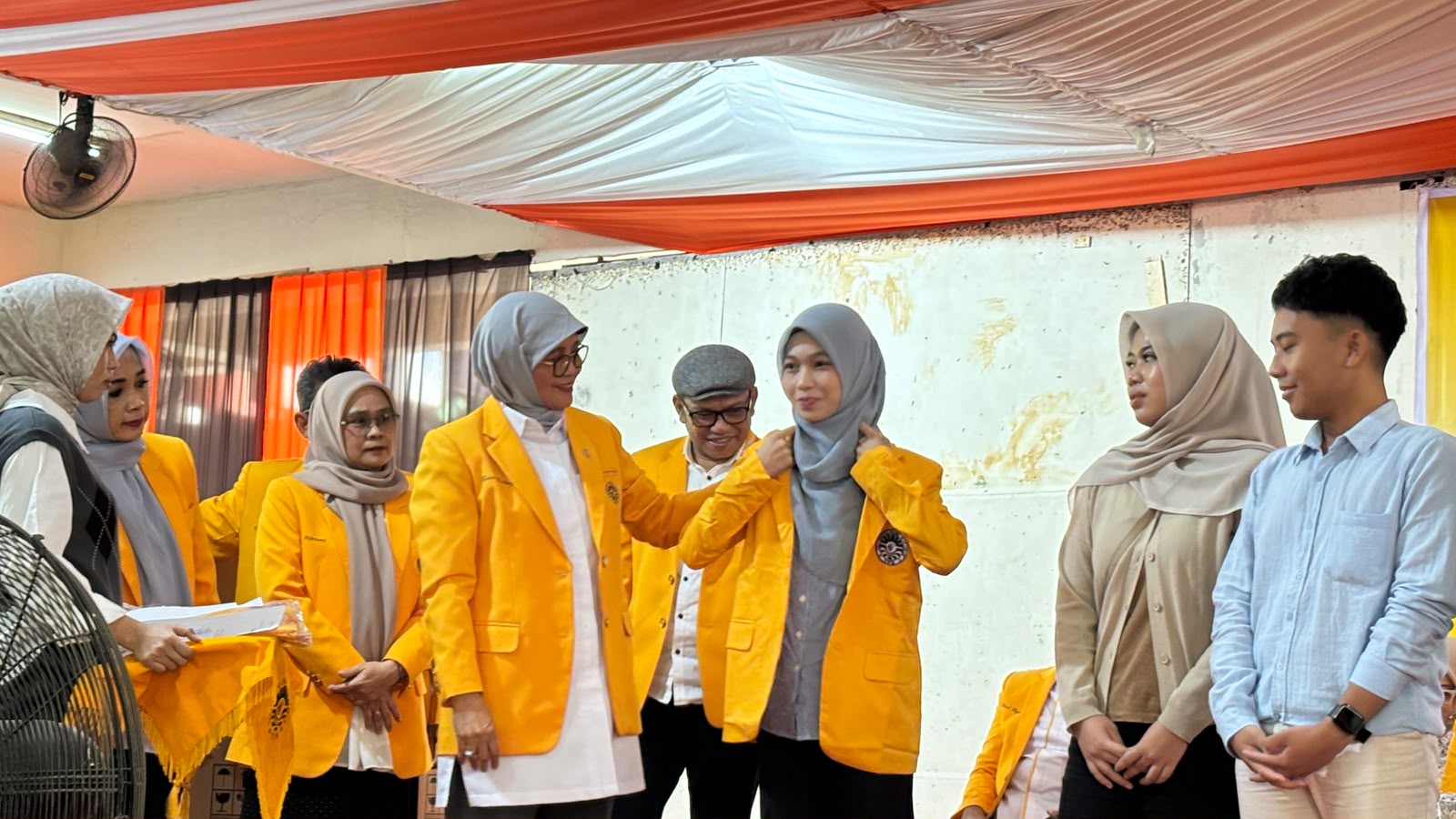 UNM Bagikan 11.040 Jas Almamater Gratis untuk Mahasiswa Baru