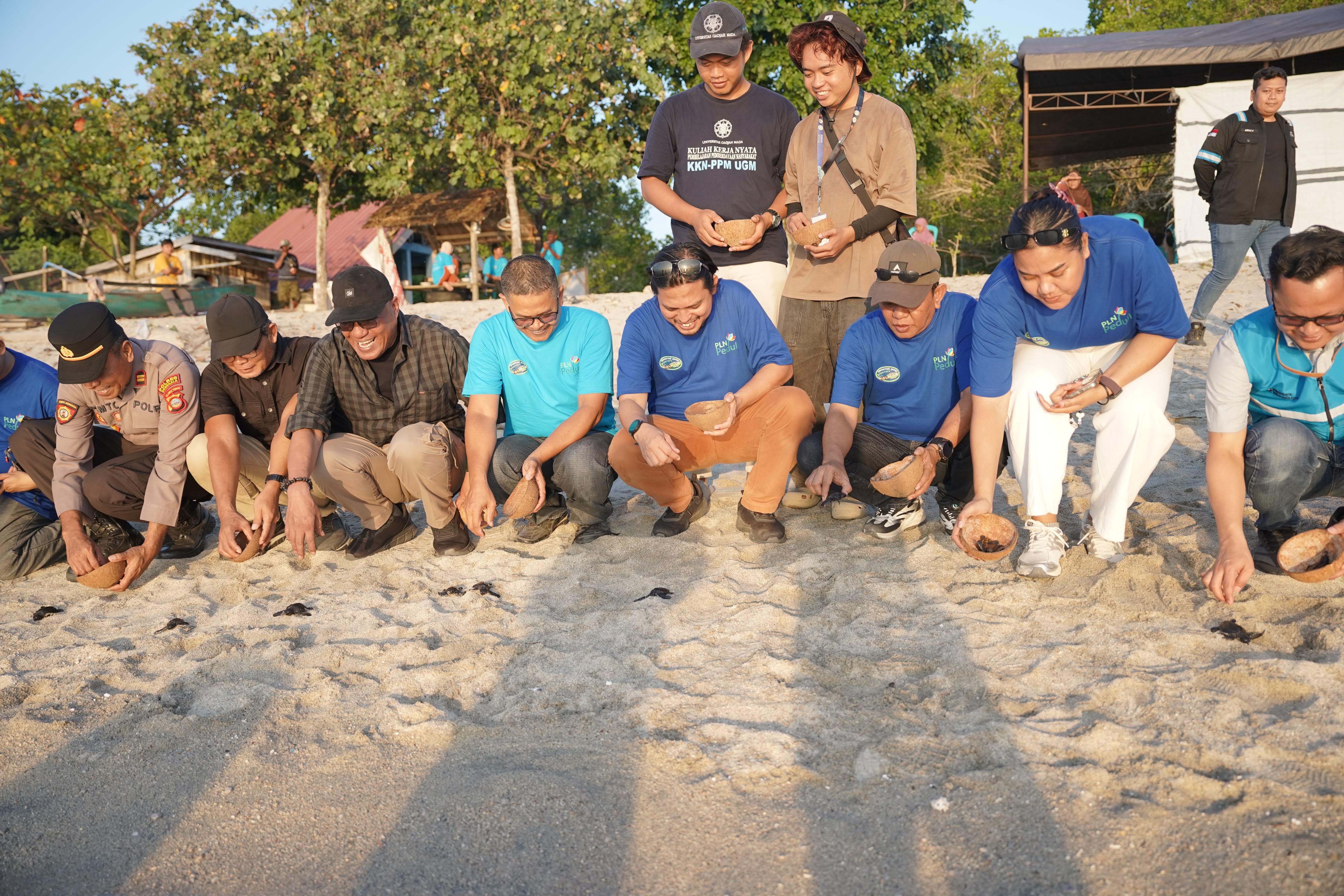 Dukung Kelestarian Ekosistem Pesisir Donggala, PLN Serahkan Bantuan Konservasi dan Edukasi Penangkaran Penyu di Pantai Lentora