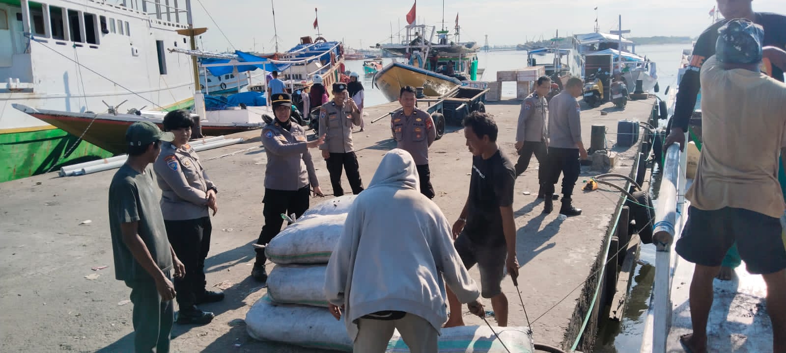 Patroli Mobile Satbinmas Polres Pelabuhan Makassar Perkuat Keamanan di Pelabuhan Paotere