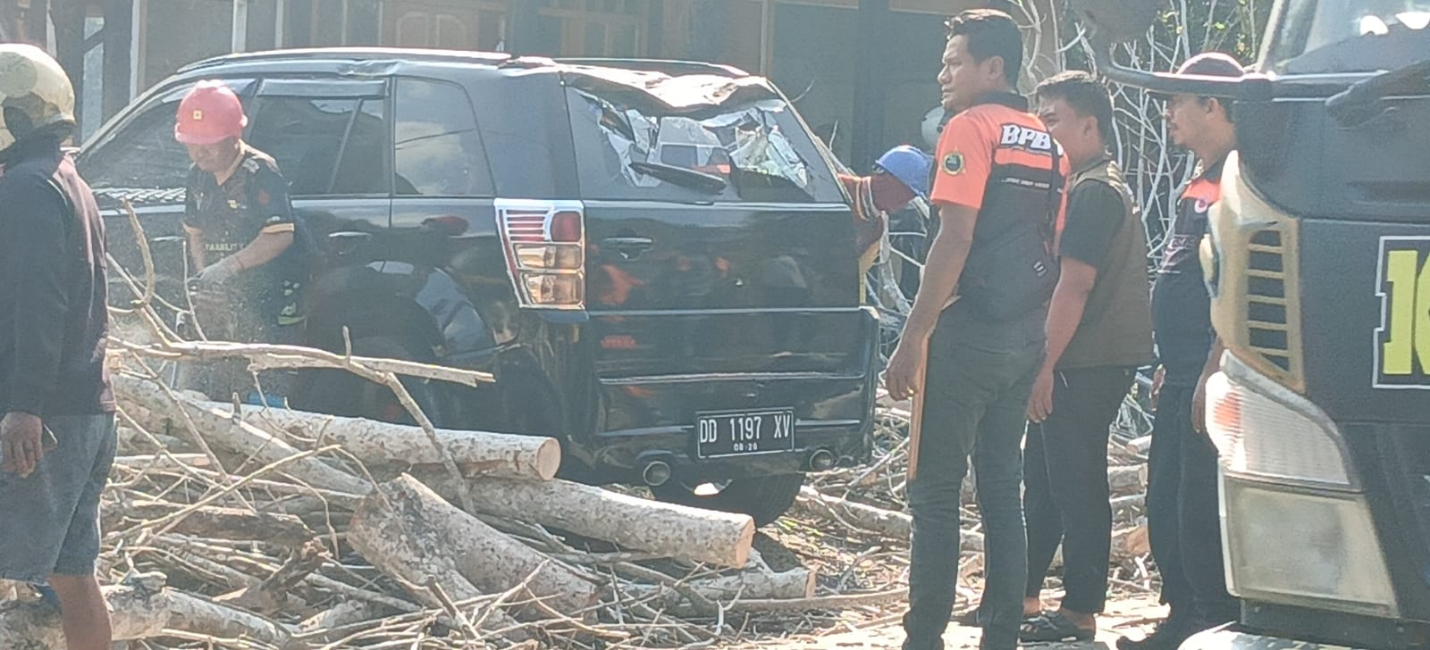 Pohon Kering Uqng Lama Dikeluhkan Warga Tumbang Dijalur Enrekang-Toraja, Timpa Mobil, Motor dan Tiang Telepon 