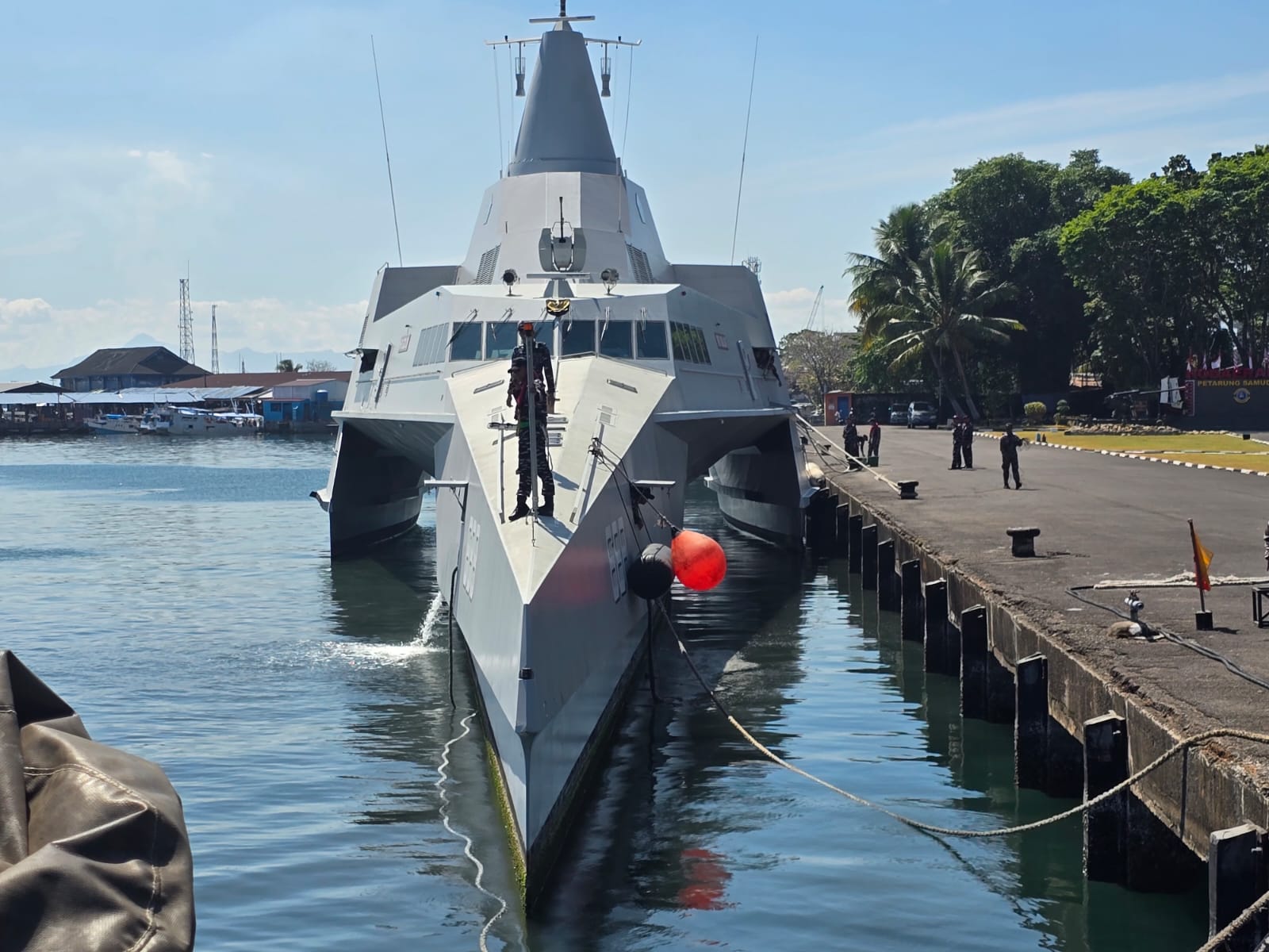 Kapal Perang Siluman Canggih KRI Golok-688 Siap Sapa Warga Makassar di NBOD Kodaeral VI 