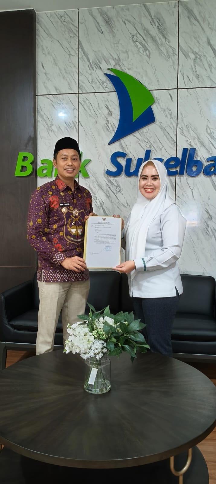 Bank Sulselbar Enrekang Bukan Cuma Kasih Dump Truck, Lampu Hias Juga Siap Percantik Kota
