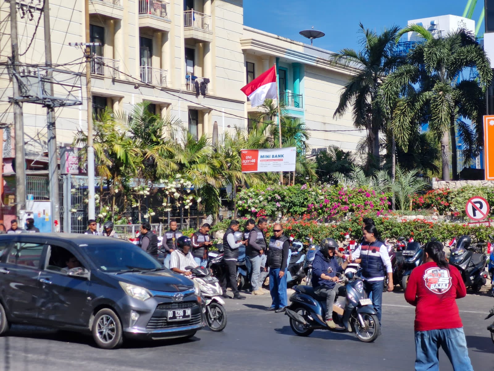 Polisi dan Komunitas Bajaj Maxim Semarakkan HUT RI ke-81 di Makassar, 250 Merah Putih Dibagikan Gratis ke Warga