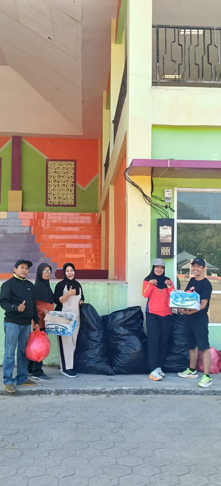 PASSAPU-HIPSI Enrekang Bersihkan Lapangan Abubaka Lambogo, Ajak Warga Tak Buang Sampah Sembarangan