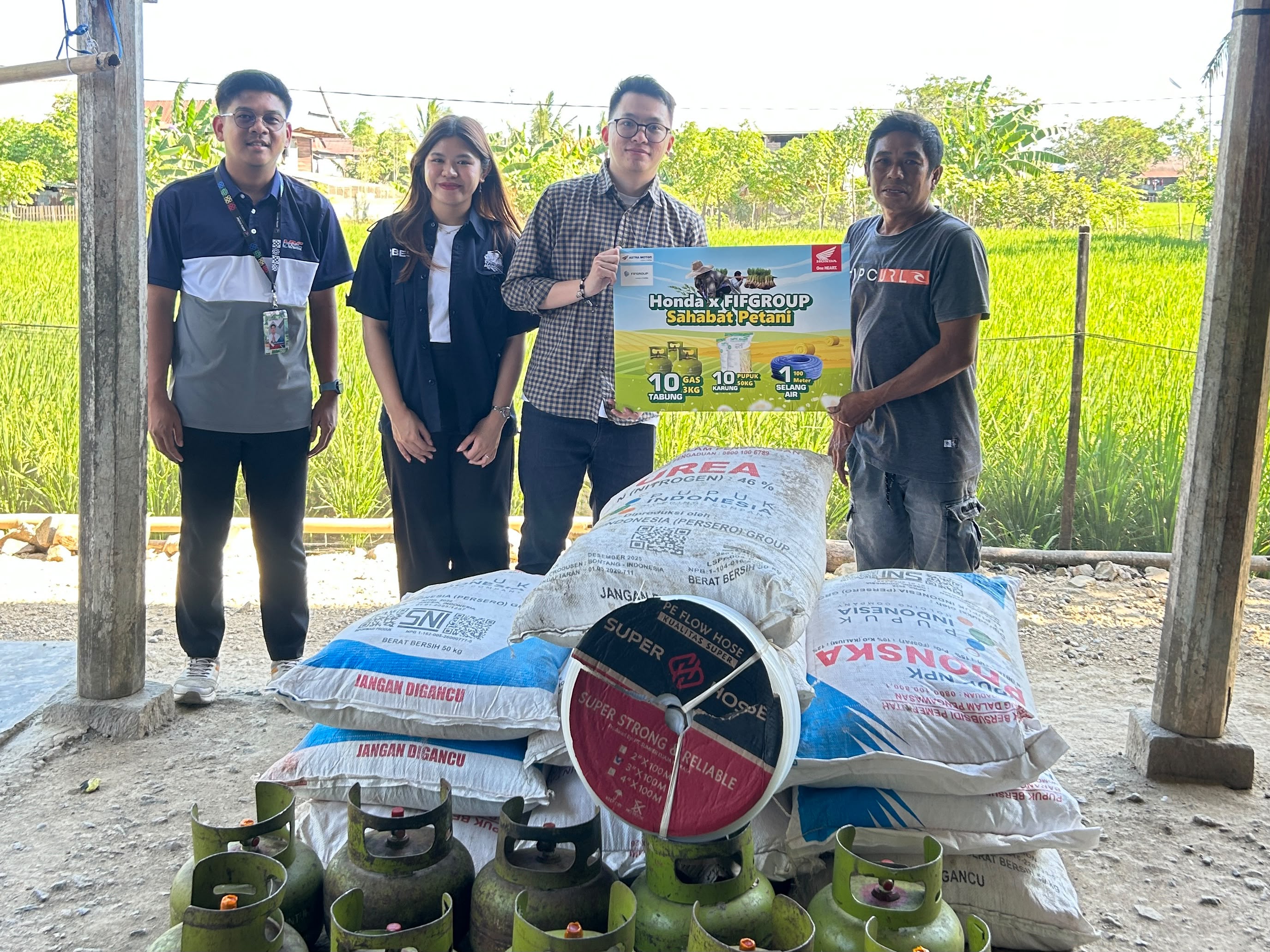 Asmo Sulsel dan FIFGroup Salurkan 10 Tabung Gas, 500 Kg Pupuk dan 100 Meter Selang untuk Petani Terdampak Kekeringan di Sidrap