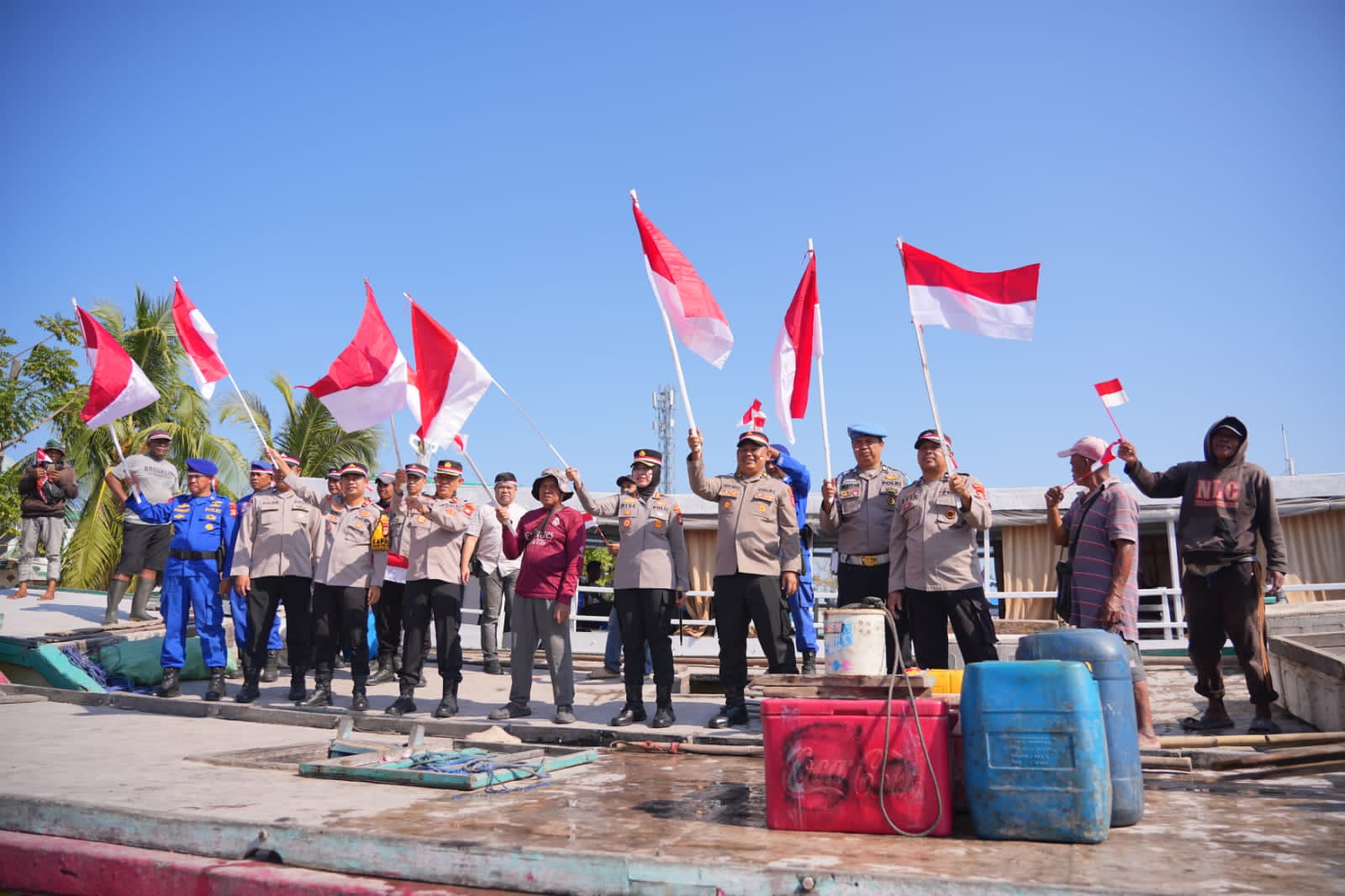 IMG-20260813-WA0044 Kapolres Pelabuhan Makassar Bagikan Bendera Merah Putih di Paotere, Ajak Warga Kobarkan Semangat Kemerdekaan