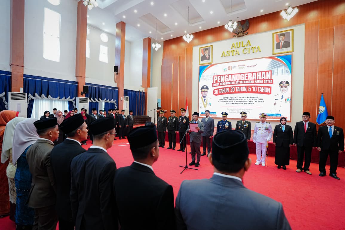 Gubernur Sulsel Sematkan Satyalencana Karya Satya kepada 398 PNS Pemprov