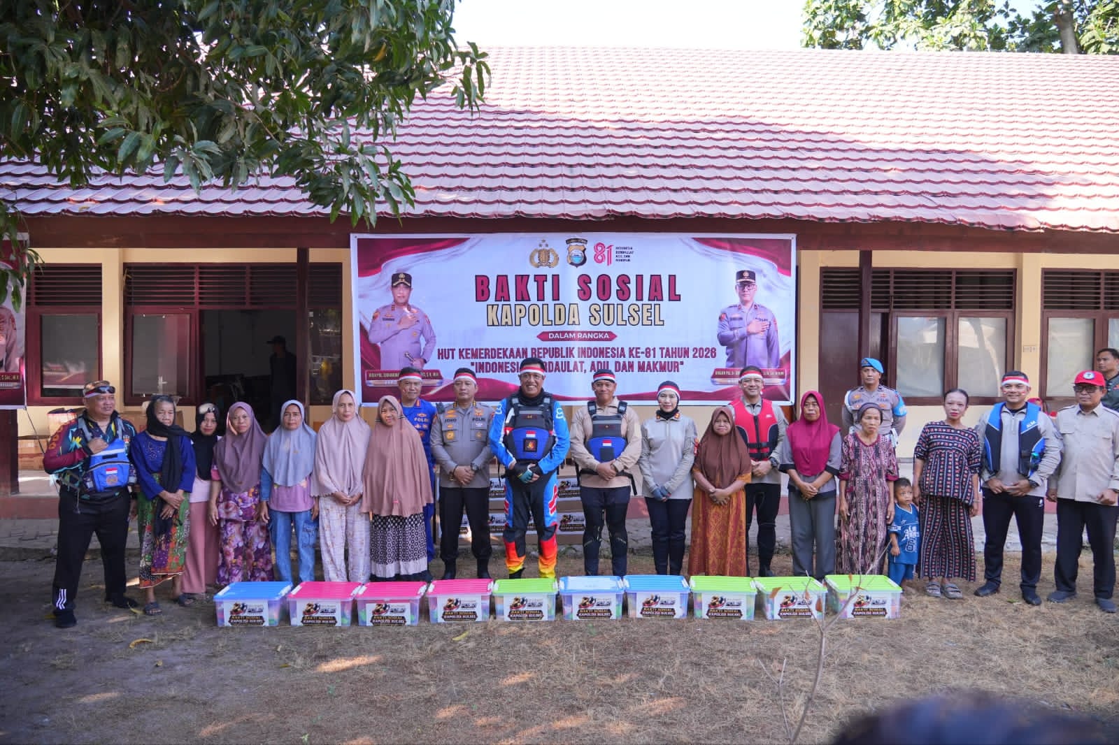 Kemeriahan HUT RI ke-81 Menyapa Barrang Lompo, Polisi di Makassar Hadir Berbagi dengan Warga