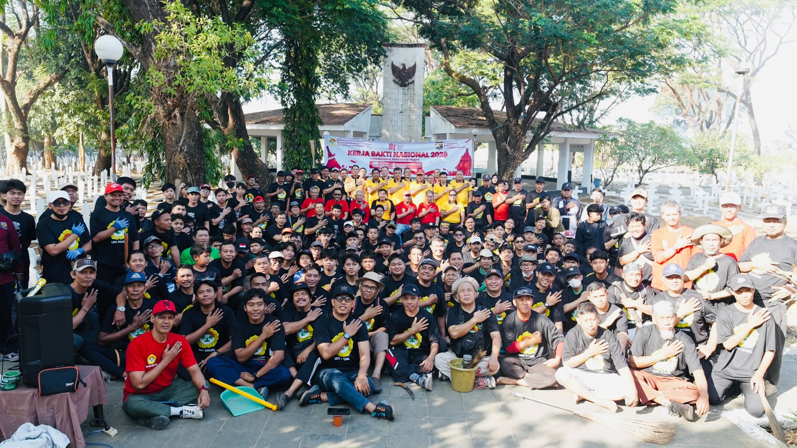 Sambut HUT ke-81 RI, LDII Sulsel dan SPN Batua Gelar Kerja Bakti Nasional di TMP Panaikang