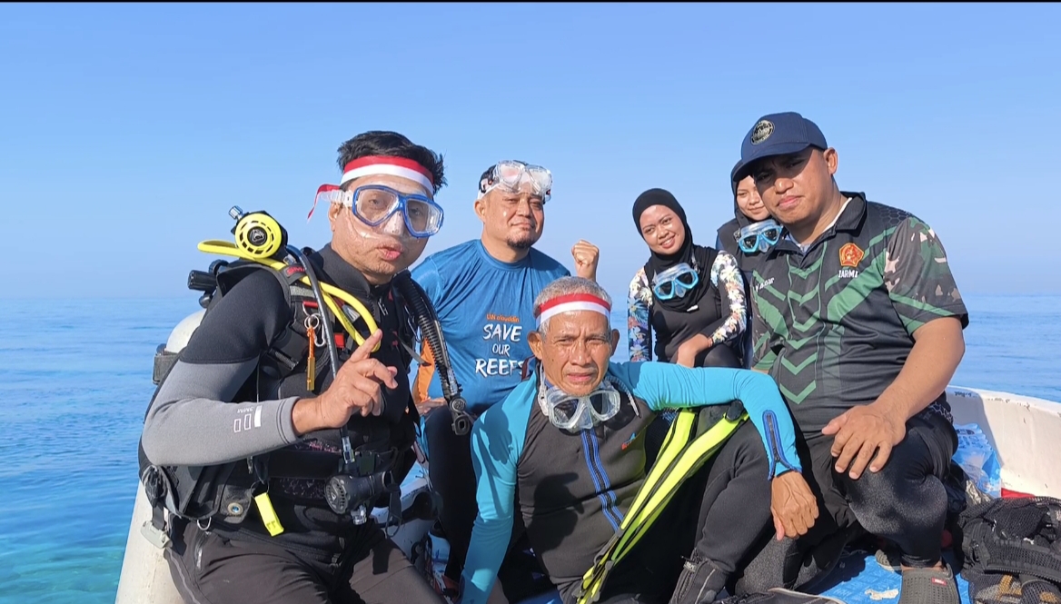 Sambut HUT ke-81 RI, Rektor UIN Alauddin Makassar Pimpin Pengibaran Merah Putih di Bawah Laut Pulau Samalona