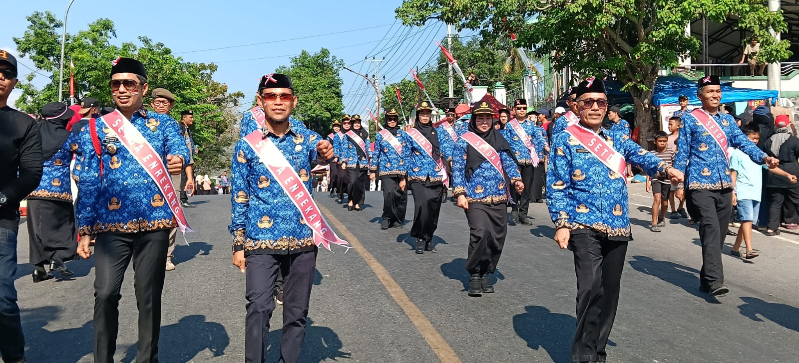 Jadi Magnet Warga, Bupati Enrekang Yusuf Ritangnga Pimpin Barisan Setda di Tengah Semarak Gerak Jalan HUT RI