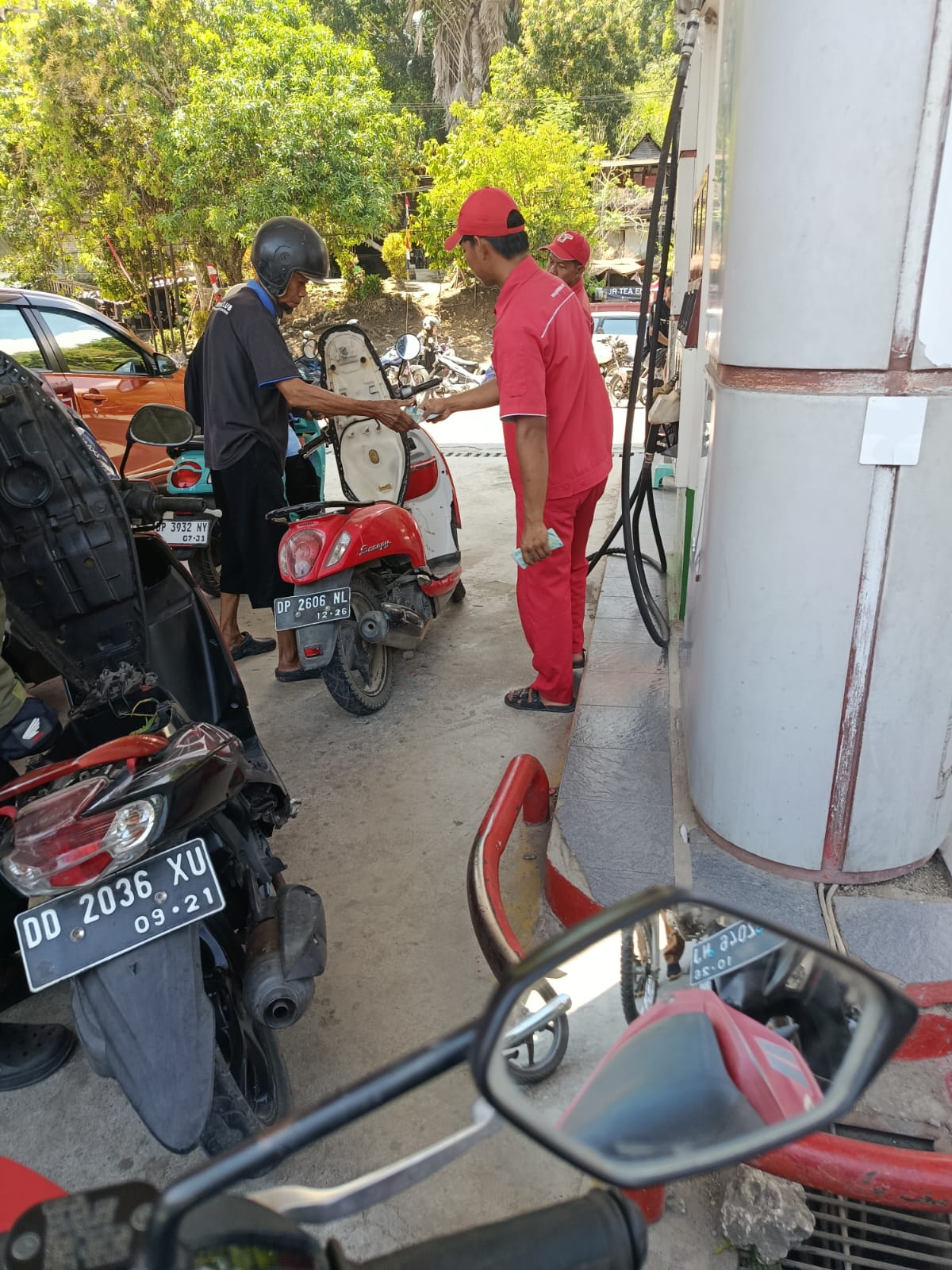Pasokan BBM SPBU Enrekang Kota Turun Separuh, Warga Kelimpungan