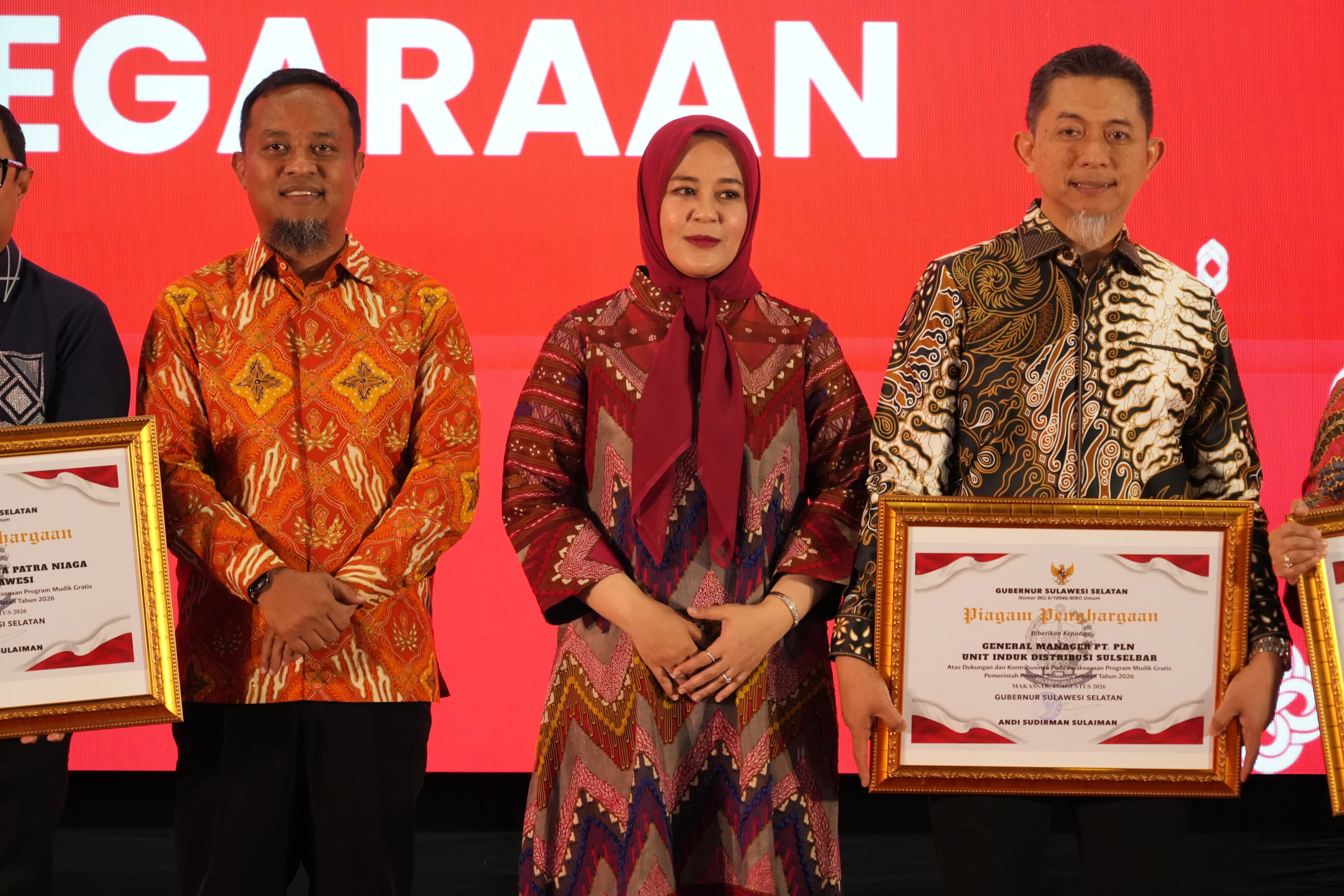 Malam Ramah Tamah Kenegaraan HUT ke-81 RI: Pemprov Sulsel Beri Penghargaan Kepada PLN UID Sulselrabar atas Kontribusi terhadap program strategis pemerintah daerah