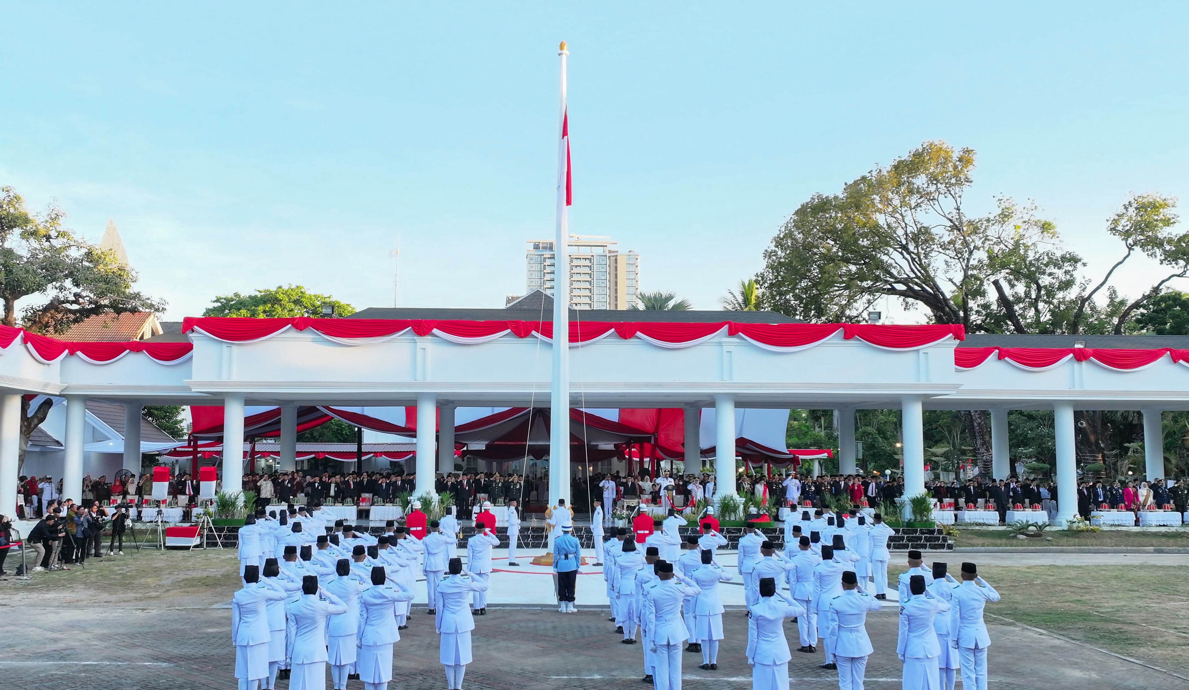 Gubernur Andi Sudirman Pimpin Penurunan Merah Putih, Paskibraka Sulsel Sukses Tunaikan Tugas