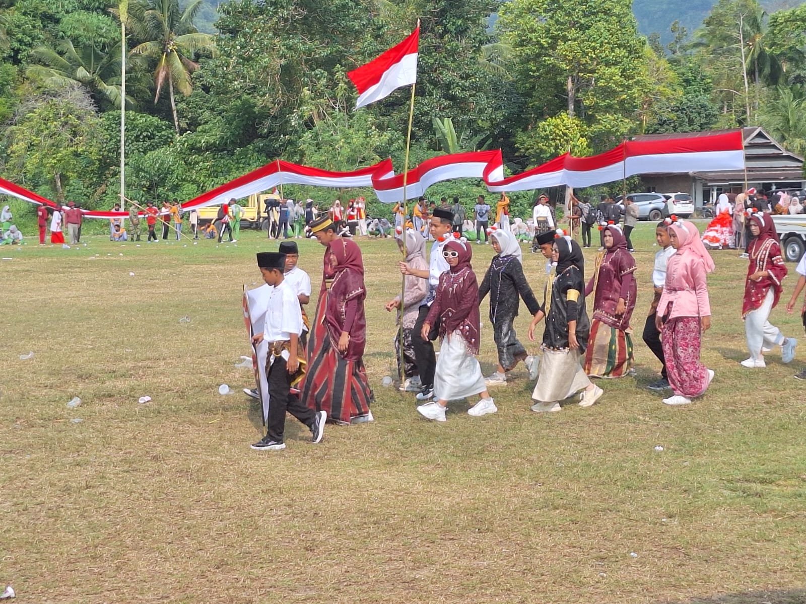 Semarak HUT RI, SMKN 5 Kolaka Utara Bentangkan Bendera Merah Putih 100 Meter
