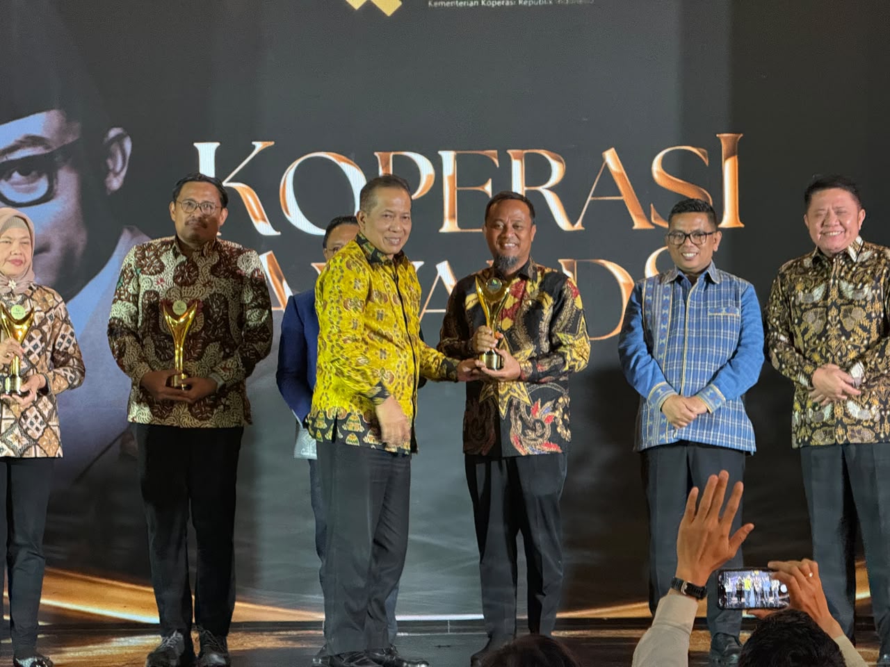 Gubernur Sulsel Raih Bakti Koperasi Nayaka Mahambara di Ajang Koperasi Awards 2026