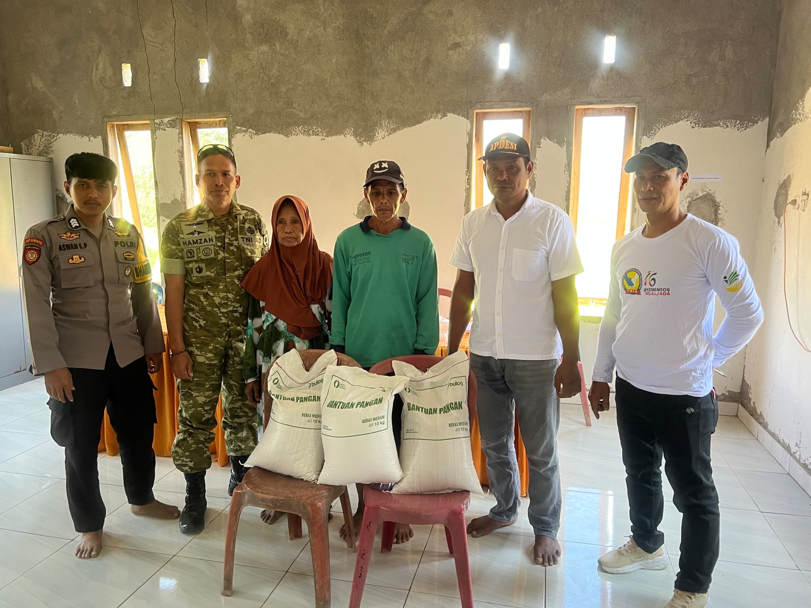 Babinsa Koramil Enrekang Kawal Penyaluran Bantuan Pangan di Desa Pundi Lemo