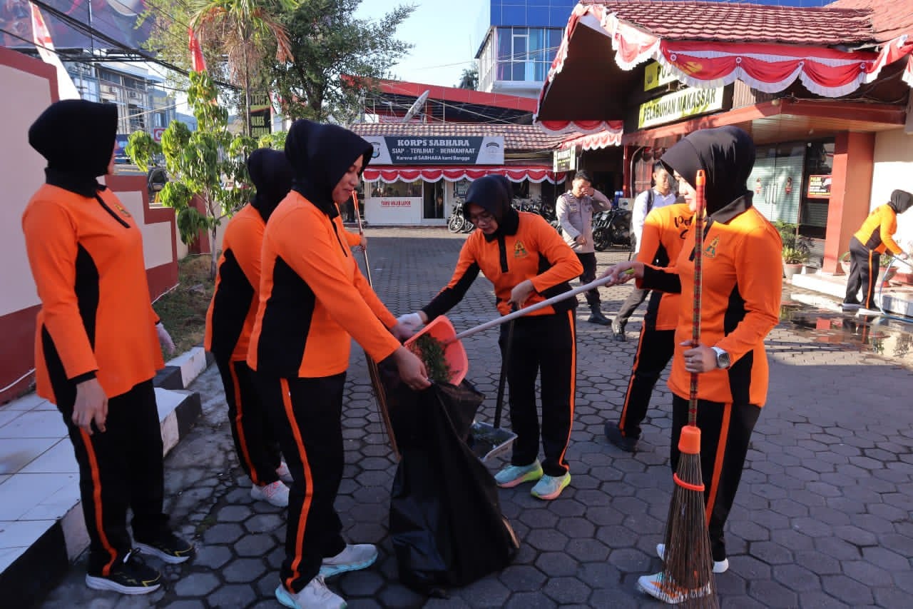 Jaga Lingkungan Tetap Bersih, Polwan Polres Pelabuhan Makassar Turun Langsung Bersihkan Area Kantor