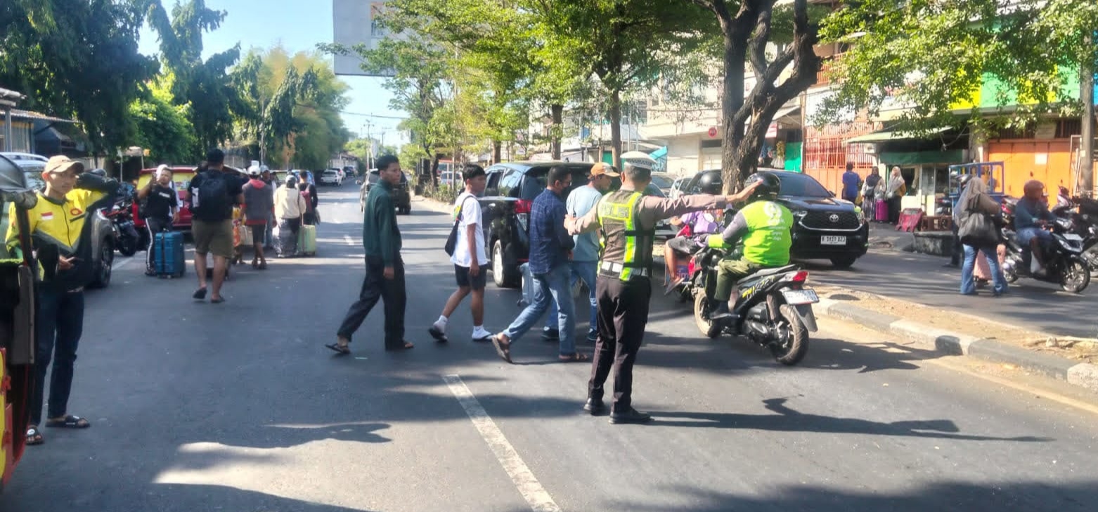 Satlantas Polres Pelabuhan Makassar Sigap Atur Lalu Lintas Saat Kapal Sandar