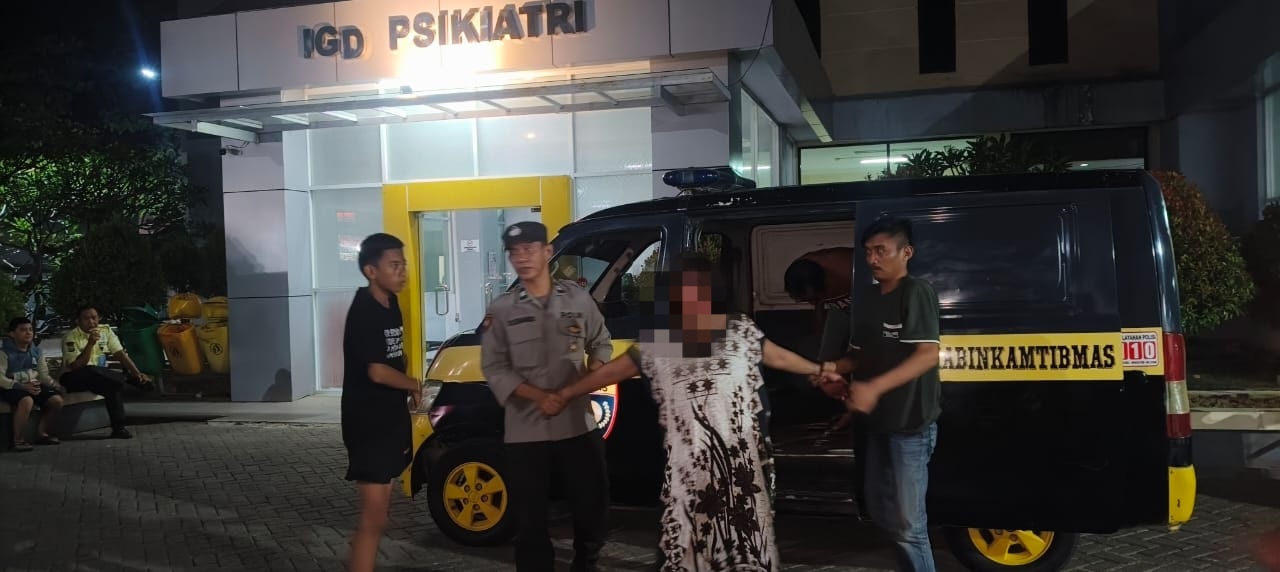 Oplus_131072 Diduga Bawa Sajam, Perempuan ODGJ Dievakuasi Polisi ke RSKD Dadi