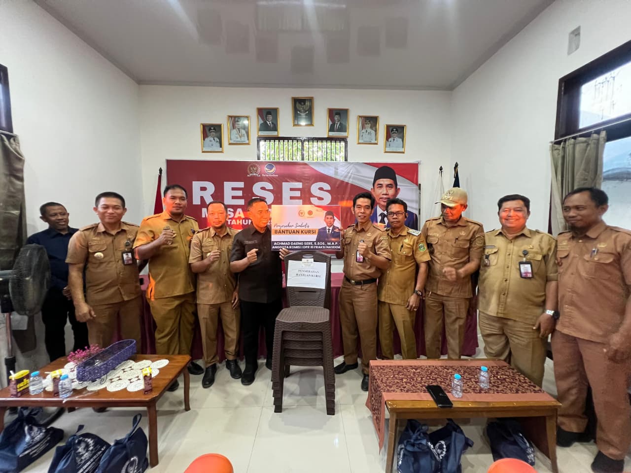 Peduli Fasilitas Pelayanan Publik, Anggota DPR RI H. Achmad Daeng Se're Serahkan 100 Kursi untuk Kecamatan Pattallassang