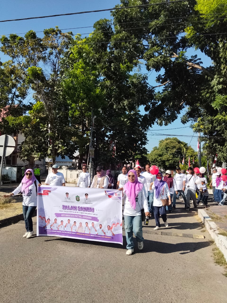 Semarak HUT RI ke-81, Pattallassang Tampil Berbeda dengan Atribut Ungu di Jalan Sehat Takalar