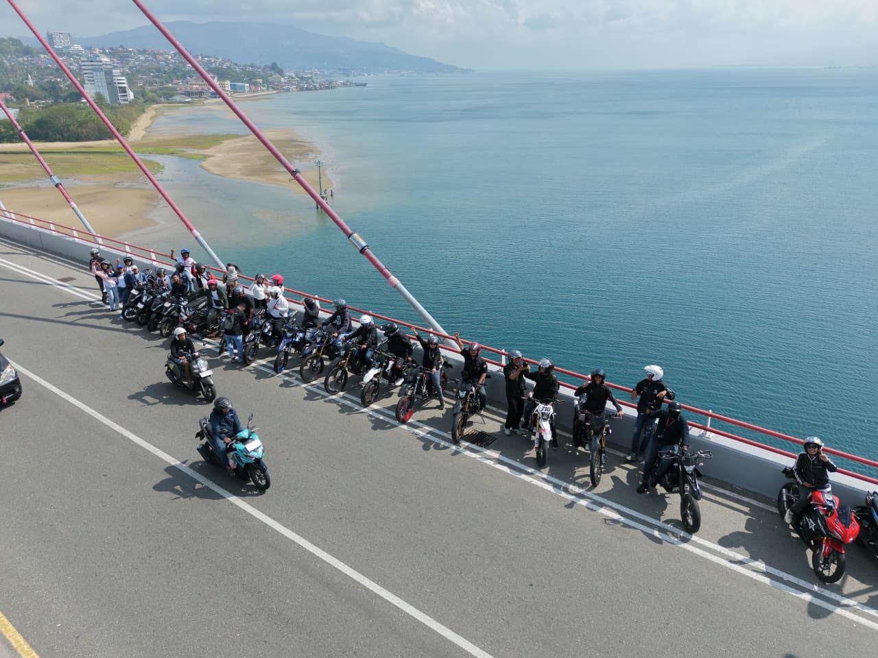Dealer Maluku Graha Motor Ajak Komunitas Jelajah Ikonik Kota Ambon dengan Honda CRF